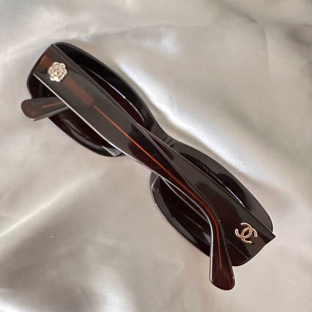CHANEL Elegant Dark Brown Sunglasses - Picture 3 of 14